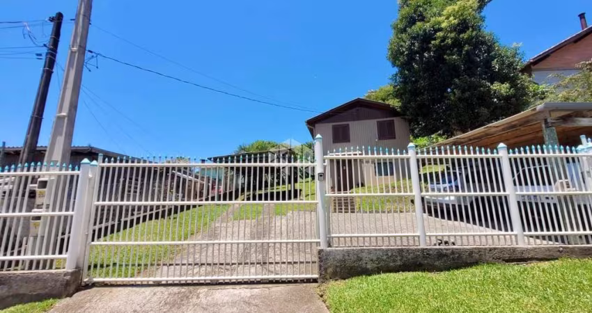 Casa mista com terreno amplo e patio cercado em Canela.