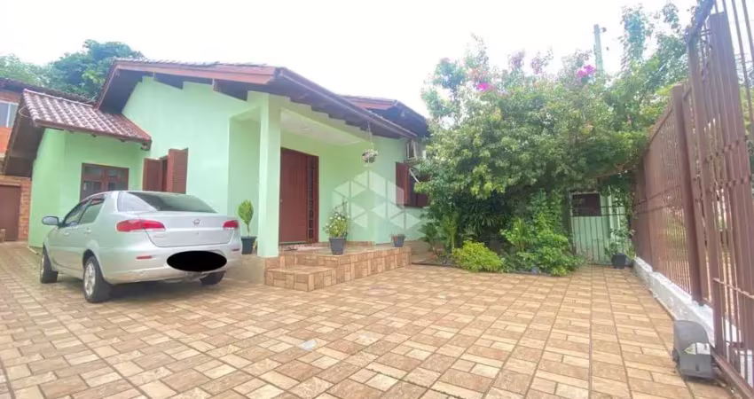 Casa Alvenaria com sobrado em construção nos fundos
