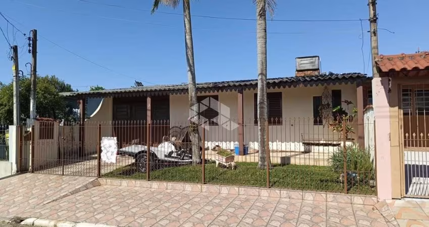 Casa ampla com churrasqueira, jardim, gradeada, garagem para 3 carros, 3 dormitórios