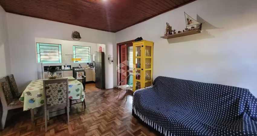 Casa ampla com 2 dormitórios e várias árvores frutíferas.