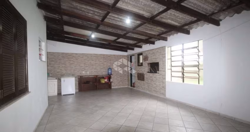 Casa com 3 dormitórios/ pátio com churrasqueira/ pátio gramado amplo nos fundos / 3 vagas