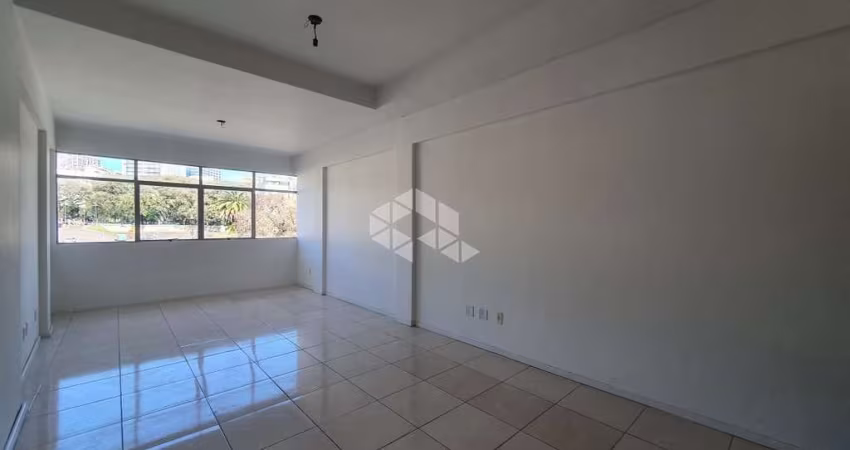 Sala comercial na Avenida Cristóvão Colombo em frente ao Shopping Total