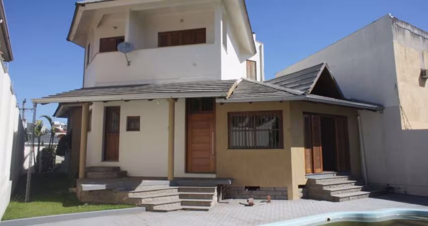 Casa sobrado, Centro de Canoas, 4 dormitórios, suíte, pátio e piscina