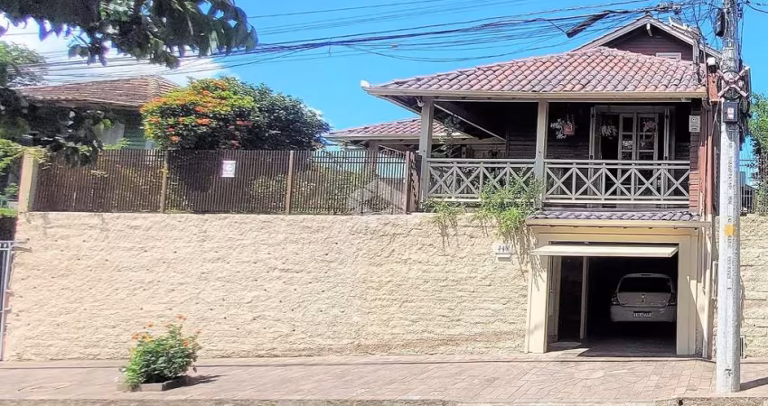 Casa colonial com espaço gourmet fogão a lenha, e espaço gourmet em Esteio