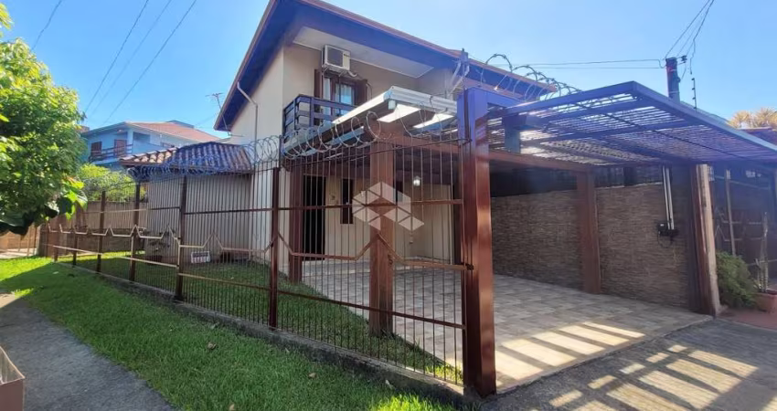 Sobrado de esquina com 3 quartos, 2 vagas de garagens cobertas, churrasqueira coberta em Sapucaia do Sul
