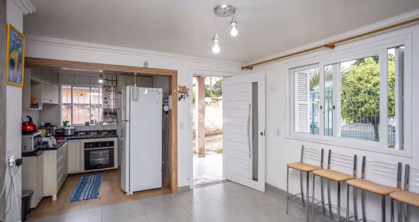 Casa com 3 quartos, sendo 1 suíte, sala de estar, cozinha planejada, banheiro social e pátio com piscina. No Nossa  Sra. das Graças