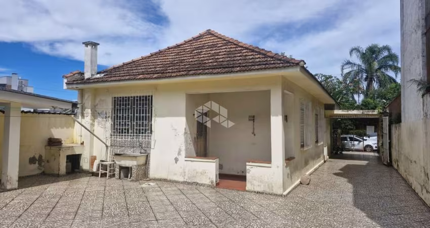 Oportunidade de negócio, casa com 3 quartos , 2 banheiros e garagem coberta para 2 veículos