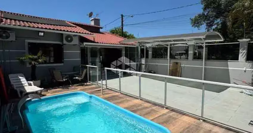 Casa de esquina, com 2 quartos, 2 banheiros, 4 vagas de garagem e piscina no Central Park em Canoas