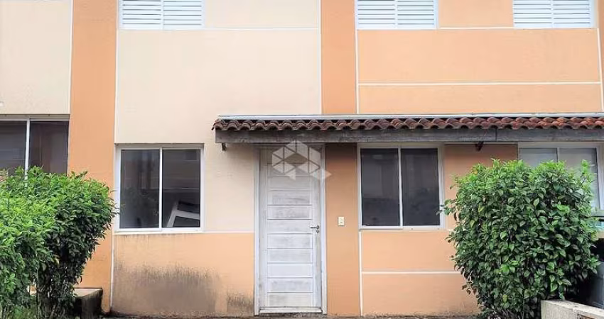 Casa 3 dormitórios, 2 vagas privativas e patio, em condomínio fechado com lazer completo.