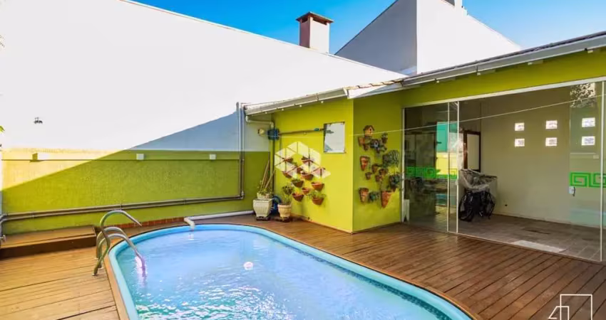 Casa sobrado 3 dormitórios 1 suíte, igara/canoas, lavanderia, churrasqueira, piscina aquecida, 4 vagas garagem, pátio. aceita financiamento.