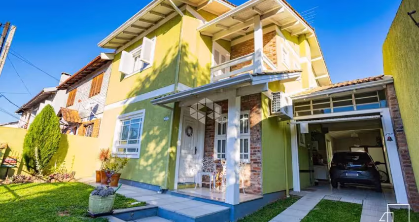 Casa Sobrado, 3 dormitórios, suíte, 3 banheiros, cozinha planejada, lavanderia, churrasqueira, piscina aquecida, pátio.