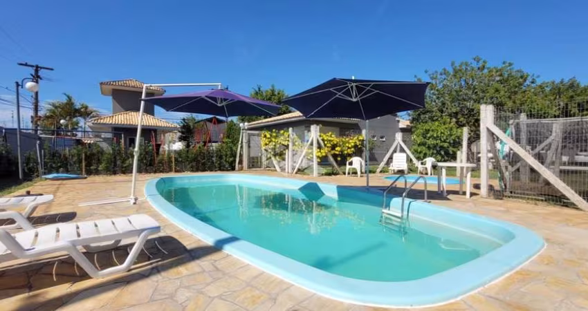 Casa condomínio, 63,00 m² de área privadas, 3 dormitórios, living com 3 ambientes, sala de estar, jantar e cozinha, 2 vagas de garagem, a venda