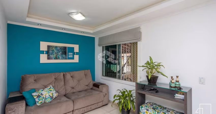 Casa em condomínio de 3 dormitórios, transformados em 2, com 2 banheiros, living integrado de sala estar/ jantar, cozinha, churrasqueira.
