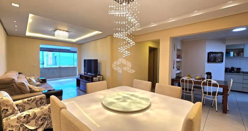 Apartamento com 3 dormitórios, 2 banheiros, sendo 1 suíte, cozinha, sacada com churrasqueira. À venda no bairro Centro. Financiamento FGTS