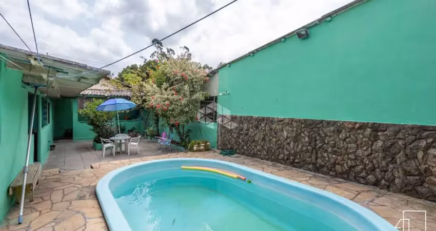 Casa terrea, com 3 dormitórios, pátio grande com piscina, espaço gourmet com churrasqueira, 3 vagas cobertas, localizada no bairro Fátima, em Canoas