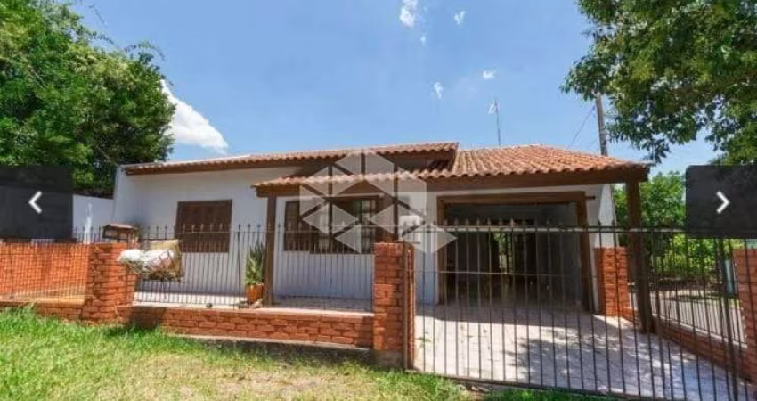 Casa Térrea Semi com 3 dormitórios, 1 banheiros, 3 vagas de garagem sendo 1 coberta. No Bairro Estância Velha em Canoas/RS.