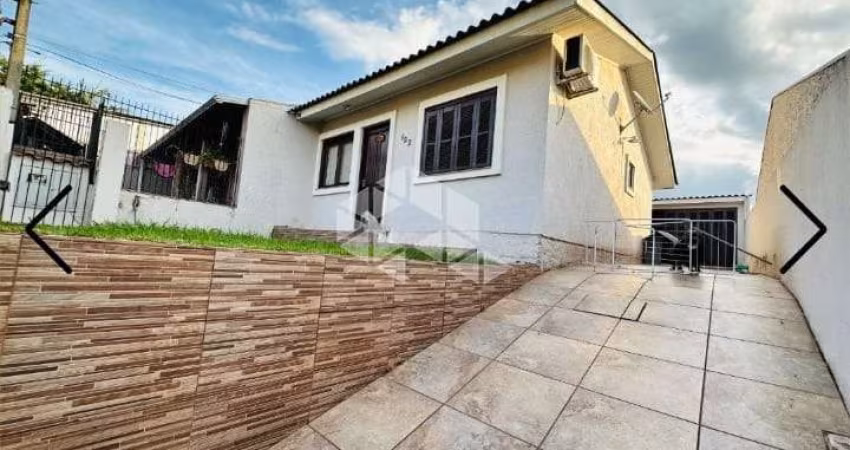 Casa térrea, 2 dormitórios, banheiro completo, sala e cozinha integradas, jardim, edícula, 2 vagas de estacionamento. Localizado no bairro São José.