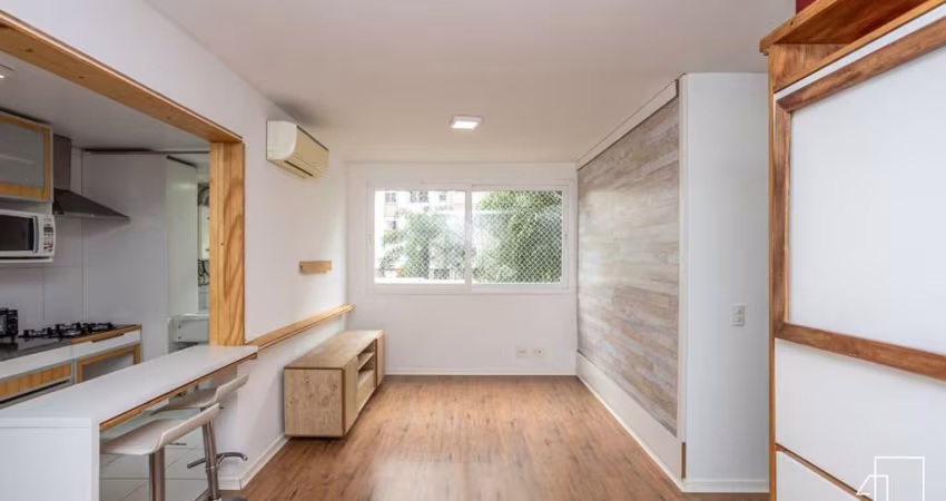 Apartamento, 63 m² de área privadas, 2 dormitórios, living com 3 ambientes e uma vaga de garagem coberta escriturada, semi-mobiliado a venda