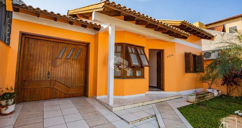 Casa Térrea 2 Dormitórios, 1 banheiro, sala de estar, pátio frente a fundos, churrasqueira, cozinha ampla , área de serviço. Bairro Moinhos de Vento