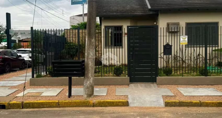 Casa térrea 50m² com 2 amplos dormitórios, sala de estar, cozinha modulada, banheiro social, 2 vagas de garagem. A venda no bairro Moinhos de Vento-