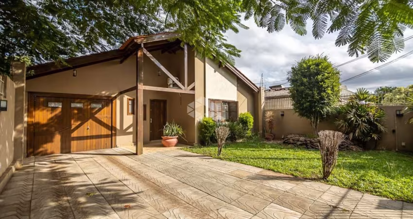 Casa 3 dormitórios sendo 1 suíte, 4 vagas,  lareira, pátio, piscina, à venda no bairro Nossa Senhora das Graças, Canoas. Aceita financiamento FGTS