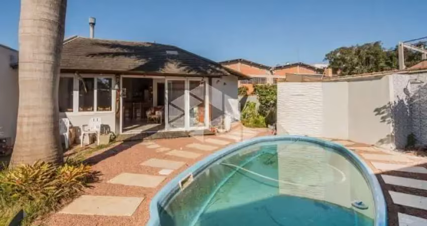 Casa/Sobrado com 4 dormitórios sendo 2 suítes, hidro closet e sacada, pátio, piscina, lareira, 4 vagas. Aceita Financiamento e FGTS. A venda no bairro
