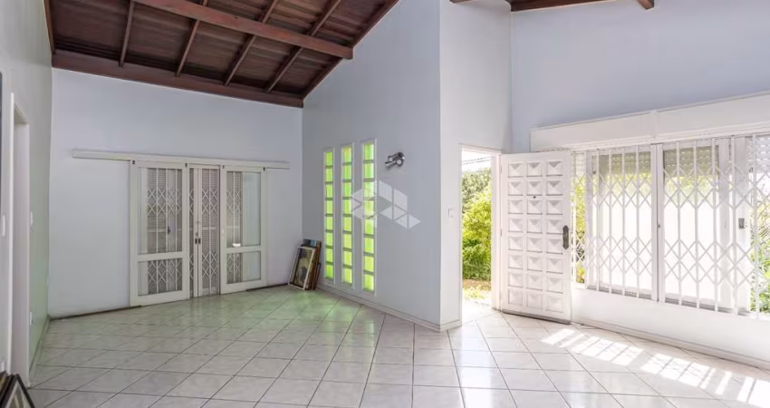 Casa Térrea com 02 Dormitórios, 2 banheiros, pátio. À venda no bairro Marechal Rondon em Canoas/RS. Aceita financiamento FGTS