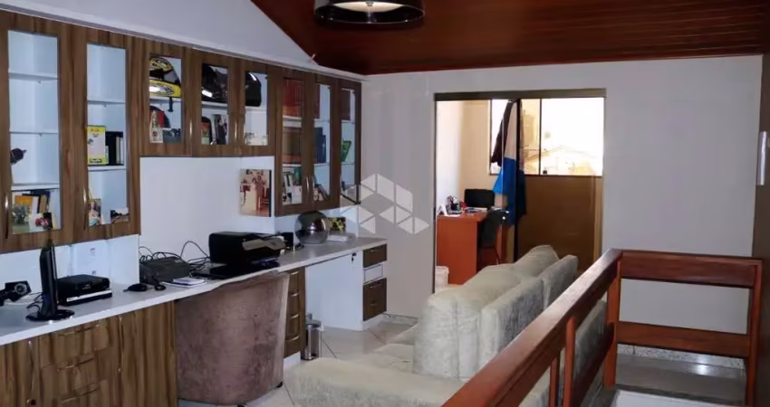 Casa 5 dormitórios, sendo 2 suites, sala de estar e jantar, cozinha, salão de festas, lavanderia, 4 vagas, no Bairro Estancia Velha em Canoas.