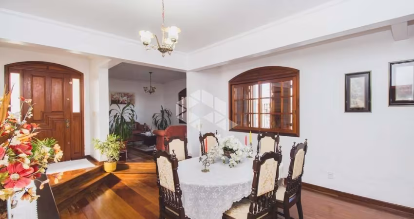 Casa  de esquina de 3 dormitórios sendo uma suíte  master, churrasqueira, lavanderia,  4 vagas . Aceita FGTS e financiamento.ira
