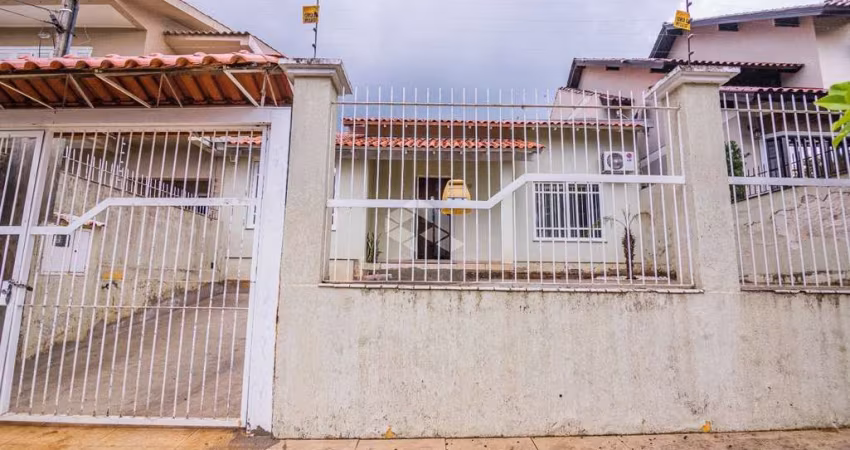 Casa térrea 2 dormitórios, 1 suíte, sala de estar com lareira, cozinha planejada , churrasqueira, piscina, Bairro Moinhos de Vento,Canoas Aceita FGTS