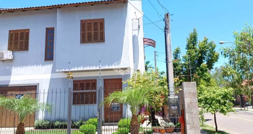Sobrado  03 dormitórios sendo 1 suíte no Bairro São José em Canoas.
