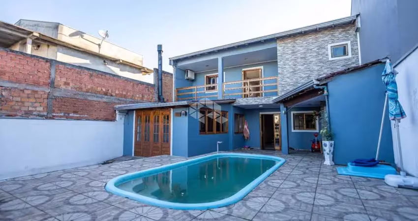 Casa Sobrado 3 dormitórios, cozinha planejada, área gourmet com churrasqueira, fogão a lenha, lavanderia e pátio com piscina. A venda no Bairro Igara-