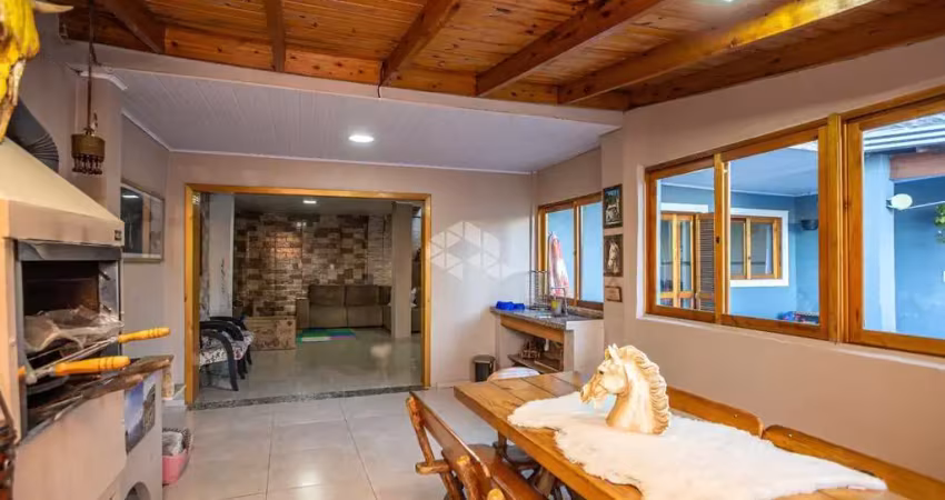 Casa sobrado 3 dormitórios, cozinha planejada, área gourmet com churrasqueira, fogão a lenha, lavanderia e pátio com piscina. a venda no bairro igara-