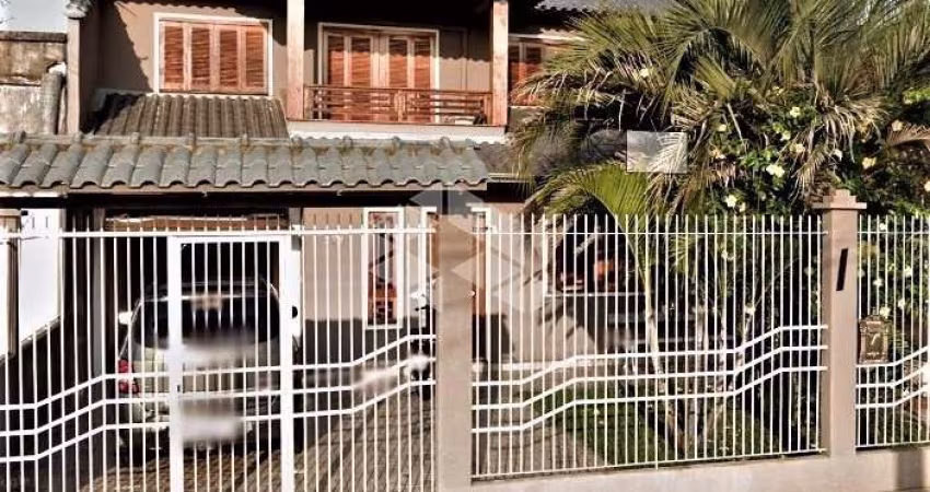 Casa com 3 dormitórios, 2 banheiros, Living estendido, vaga de garagem para 2 carros. No bairro Estância Velha em Canoas.