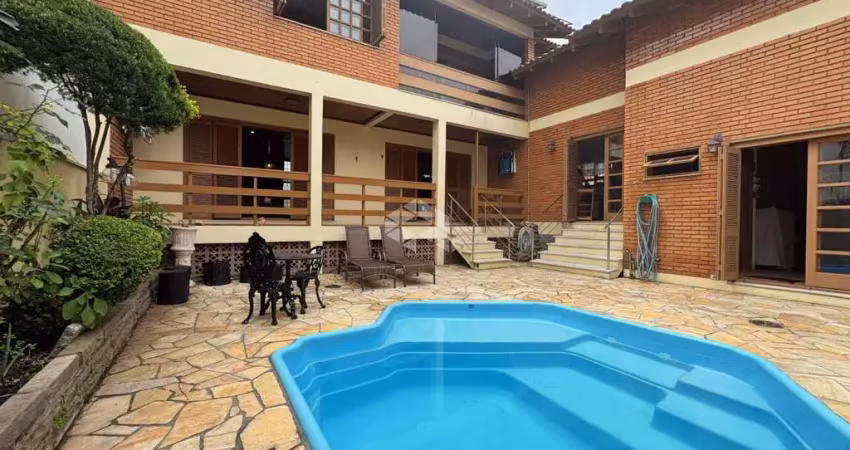 Casa 3 dormitórios, 3 suítes, pátio com piscina, no bairro Marechal Rondon, próxima ao parkshopping, na cidade de Canoas.