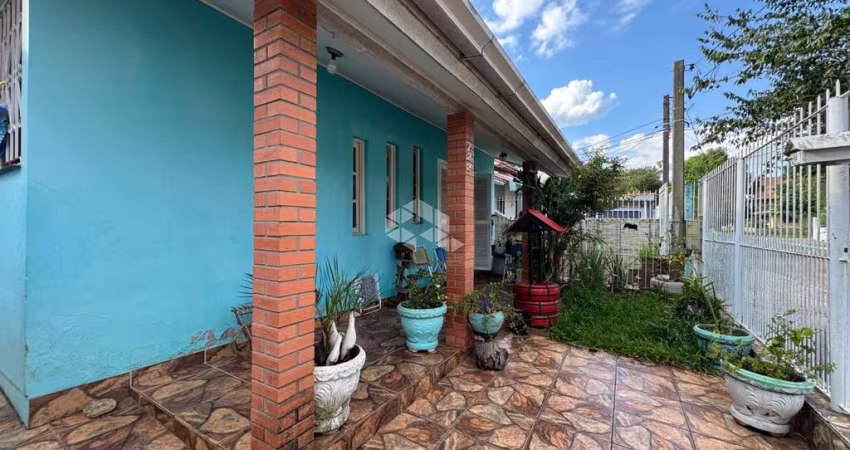 Casa com 3 dormitórios, 2 banheiros, vaga de garagem coberta para 2 carros, no Bairro Estância Velha, em Canoas/RS.