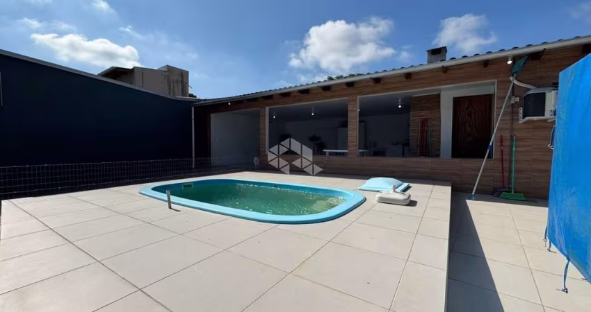 Casa com 3 dormitórios, mobiliada, com Piscina, sendo 174m² privativos no Bairro Nossa Senhora das Graças, em Canoas/RS.