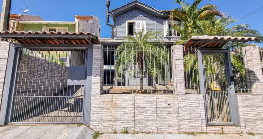 Casa à venda com piscina, 3 quartos, 3 vagas de garagem com 125m² no Bairro Igara