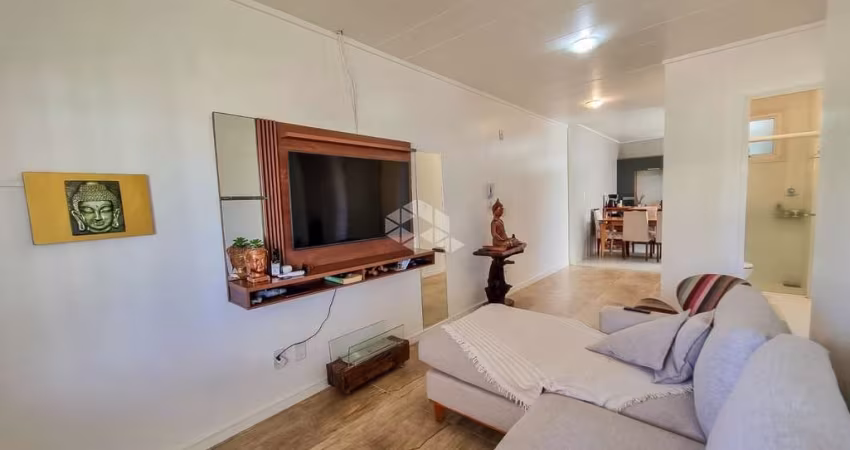 Casa em condomínio com 63 m², 2 dormitórios, living com 3 ambientes (cozinha, sala de jantar e sala de estar), pátio e área de serviço. Possui 2 vagas