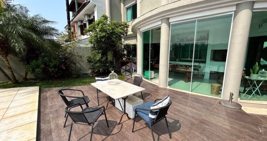 À venda, 4 dormitórios, 3 suítes, lavabo, Sala de estar e jantar, área gourmet com churrasqueira, piscina, energia solar,  claraboia, pátio.