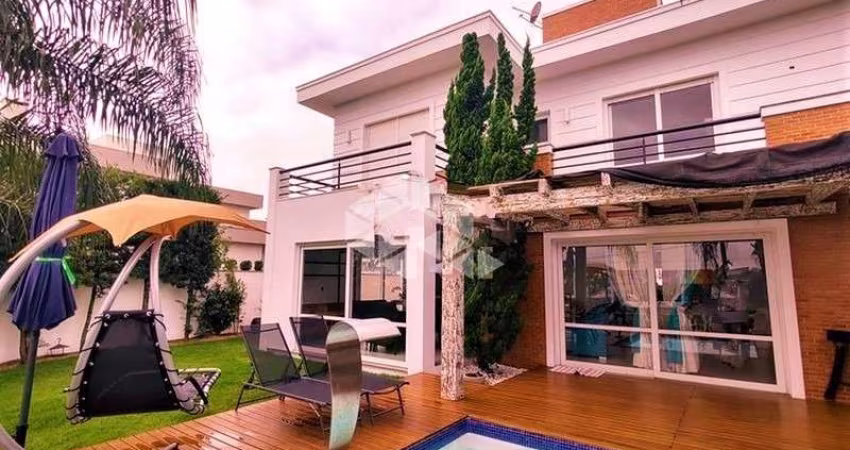 Casa em condomínio 5 dormitórios, sendo 4 suítes, pátio com piscina e  5 vagas