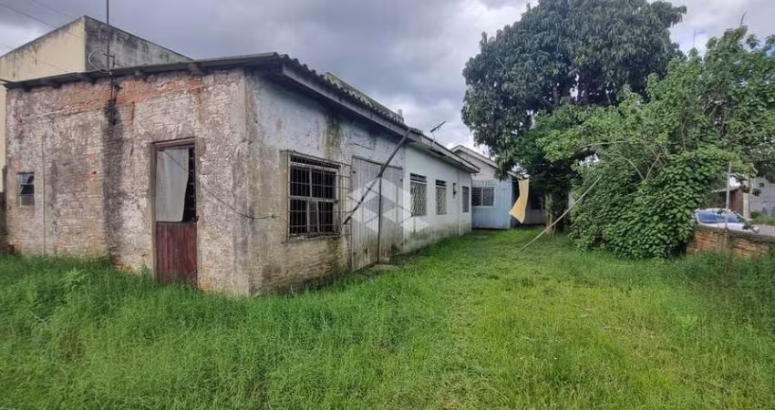 Terreno plano no Bairro Niterói, de esquina, medindo 11m x 33 m, sendo 363m² de área privativa. Possui duas casas sobre o terreno, uma de madeira