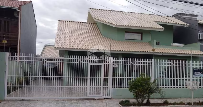 Casa Sobrado com 03 dormitórios no bairro Igara Canoas RS.