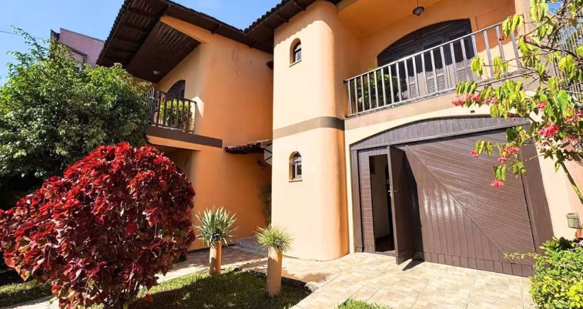 Casa com 2 dormitórios, sendo duas suítes, vaga coberta para 3 veiculos, terreno com 1.550m², no bairro Centro, na Cidade de Canoas.