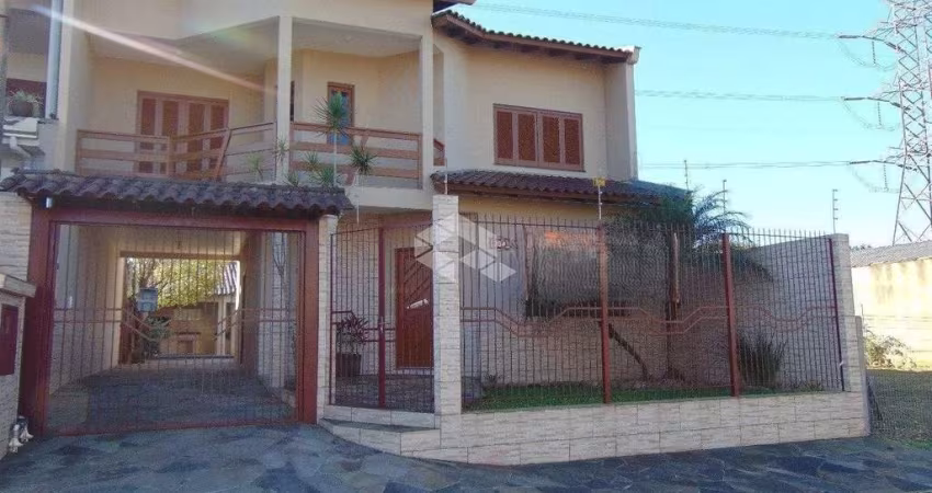 Casa sobrado com 168 m² em Canoas de 3 dormitório sendo 2 suíte, sala de estar,  cozinha, 1 banheiro na parte inferior, com  pátio e quiosque