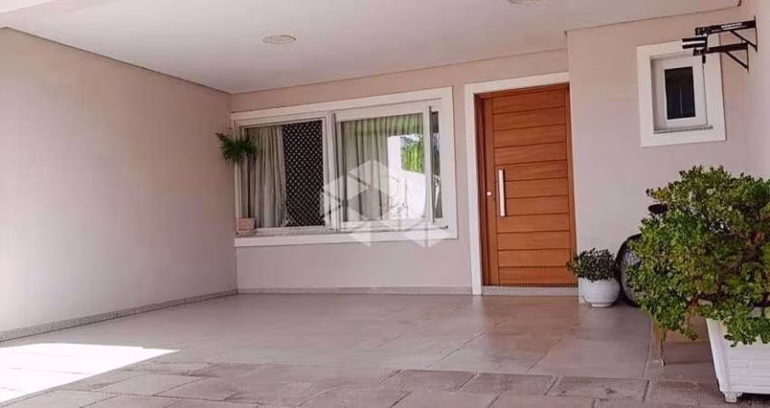 Casa c/ 3 Domitórios sendo 1 suíte master, semi-mobiliado, patio, churrasqueira e 2 vagas de gsragem. No Mont Serrat ? aceita financiamento e FGTS.