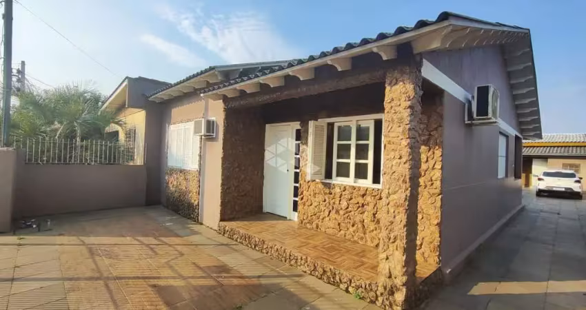 Casa à venda, 3 quartos, 3 banheiros, suíte, churrasqueira, garagem coberta, 2 casas.