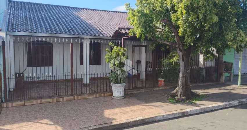 Casa com 3 dormitórios + loja comercial e  2 terrenos amplos