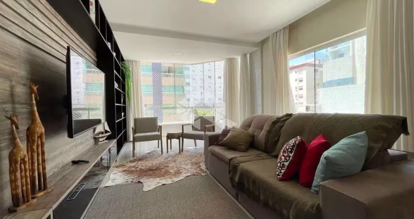 Apartamento 02 Dormitórios, 01 Suíte, sacada de frente integrada, espaço gourmet com churrasqueira, Terraço lateral 75 m² ,Centro, Capão da Canoa!!!