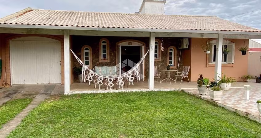 Casa com 04 dormitórios , sendo 02 suítes, um banheiro social, mobiliada, pátio com piscina, Capão da Canoa!!